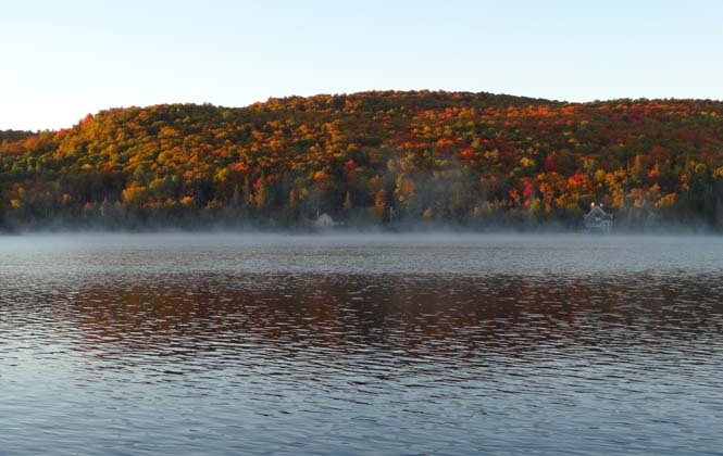 Montagnes dominant le côté surd du lac Gémont